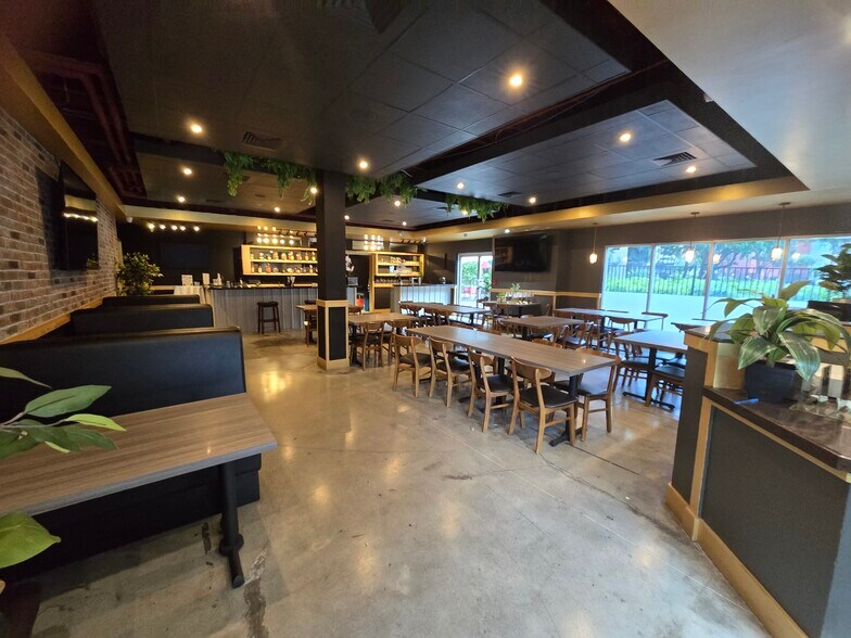 More Photos Of 401 Kamakee St, Honolulu Office For Lease