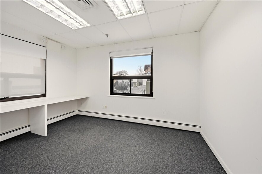 More Photos Of 20 North Ave, Larchmont Warehouse For Lease