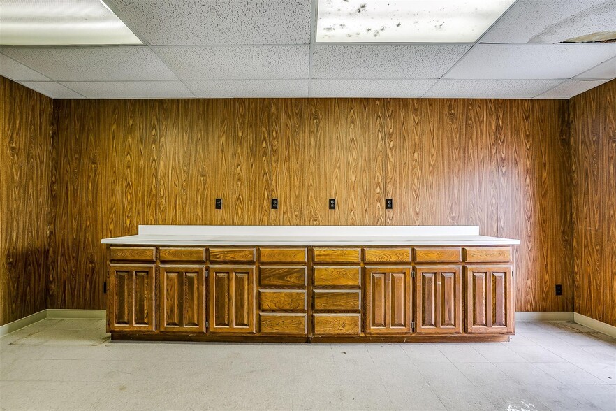 More Photos Of 117 W Rock Island Ave, Boyd Light Manufacturing For Lease