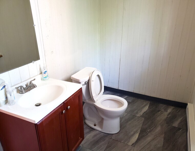 More Photos Of 529 E 2nd St, Franklin Self Storage For Lease