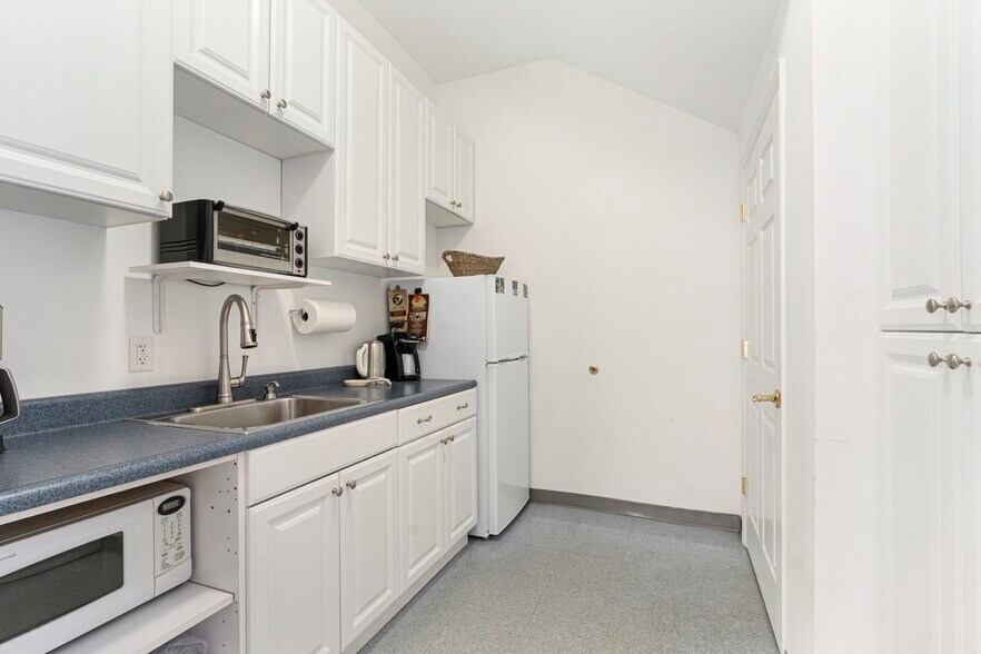 More Photos Of 4 Walter E Foran Blvd, Flemington Office For Sale