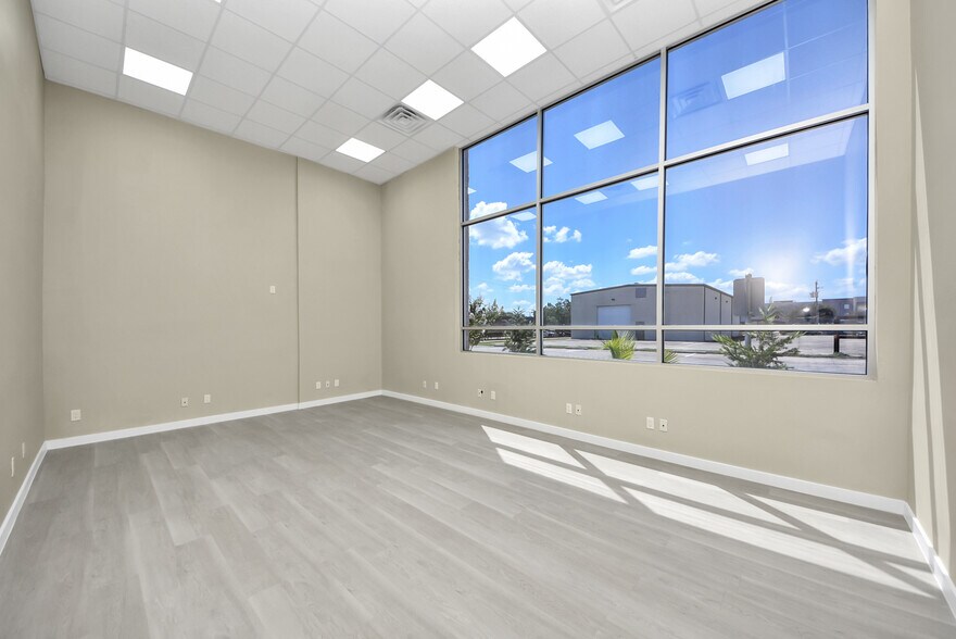 More Photos Of 1563 Live Oak St, Webster Office For Sale