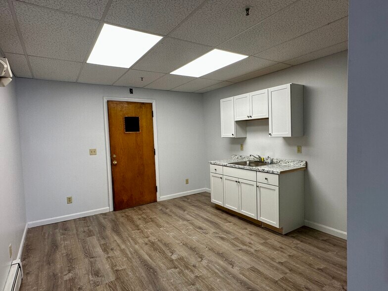 More Photos Of 178 New Bridge St, West Springfield Warehouse For Lease