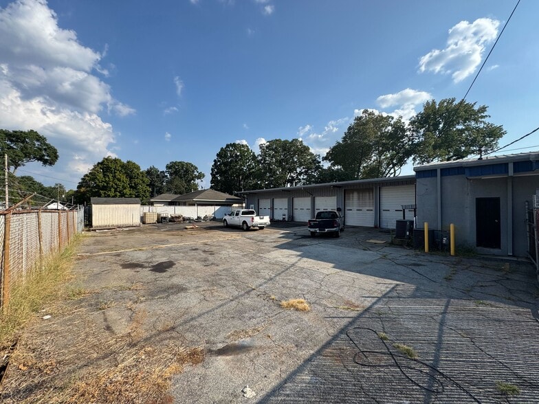 More Photos Of 3372 Dogwood Dr, Atlanta Auto Repair For Sale