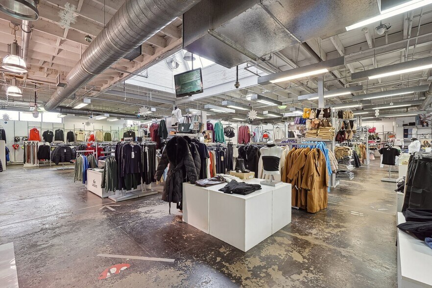 More Photos Of 9455-9457 Boul Saint-Laurent, Montréal Storefront Retail Office For Sale