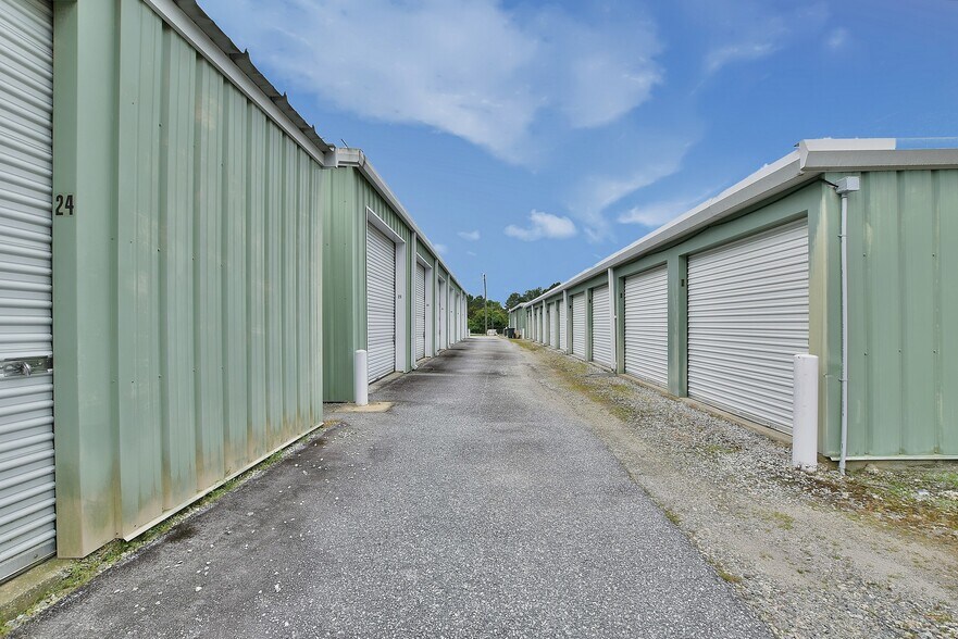 More Photos Of 33 Macon Dr, Cataula Showroom For Sale