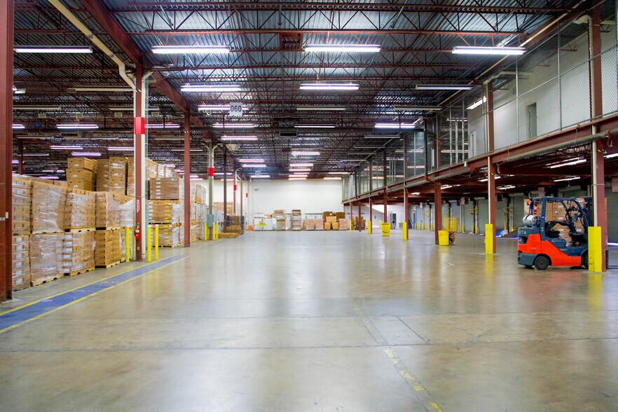 More Photos Of 300 Diamond Dr NW, Huntsville Warehouse For Lease