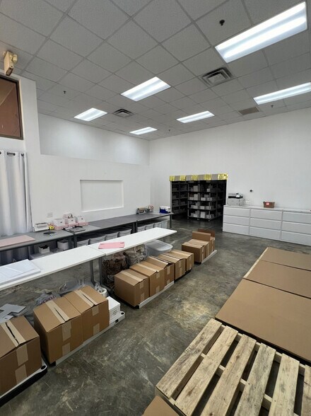 More Photos Of 530-550 S Vella Rd, Palm Springs Warehouse For Lease