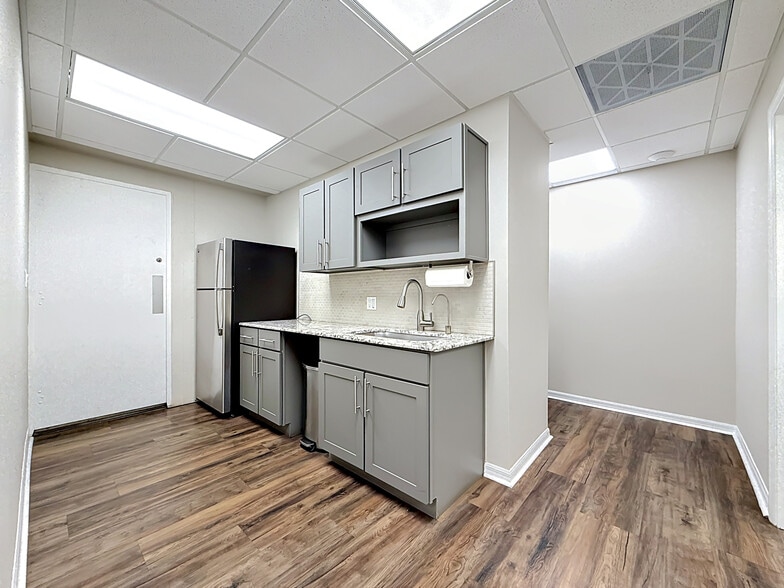 More Photos Of 4677 118th Ave N, Clearwater Manufacturing For Sale