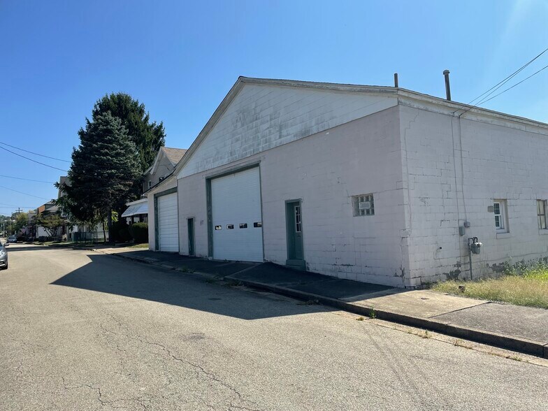 More Photos Of 40 W Monroe St, Latrobe Warehouse For Lease