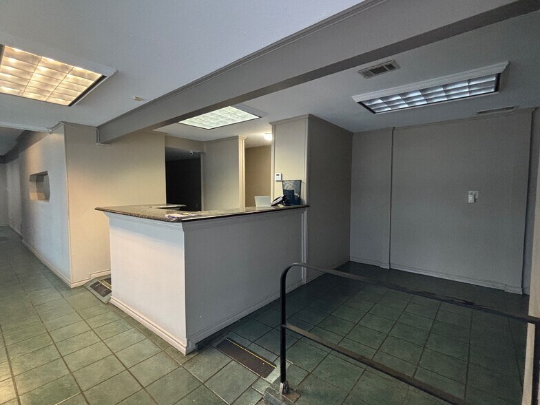 More Photos Of 2306 Texas Blvd, Texarkana Auto Repair For Sale