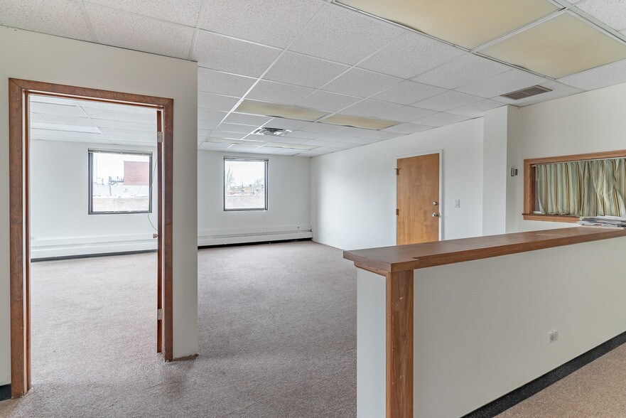 More Photos Of 6650 N Northwest Hwy, Chicago Office For Lease