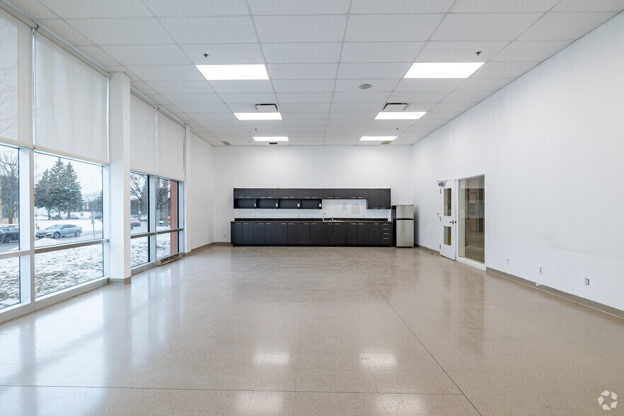 More Photos Of 235 Rue Isabey, Montréal Warehouse For Lease