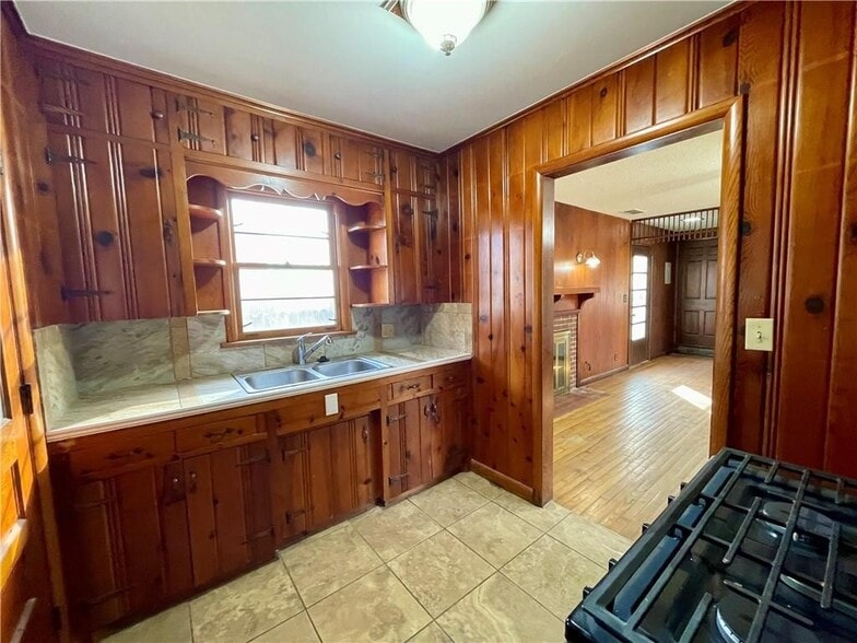 More Photos Of 311 S Main St, Springdale Office For Sale