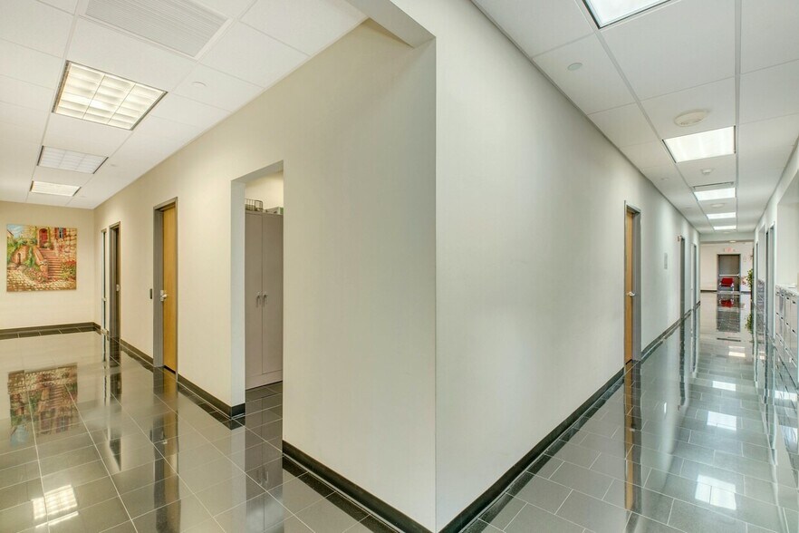 More Photos Of 120 Adams Blvd, Farmingdale Warehouse For Lease