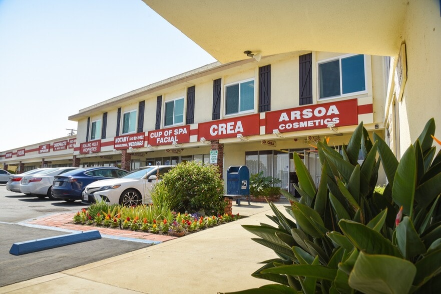 More Photos Of 3100-3160 Pacific Coast Hwy, Torrance Unknown For Lease