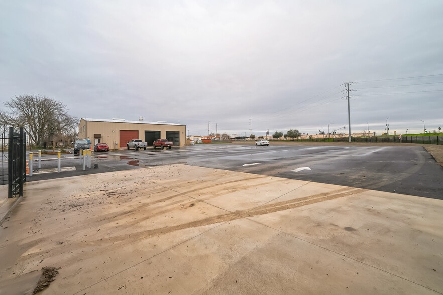 Primary Photo Of 2330 E Kaviland Ave, Fresno Light Manufacturing For Sale