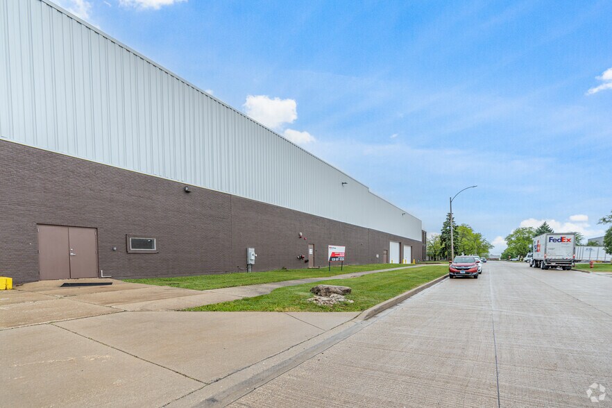 More Photos Of 520 Thomas Dr, Bensenville Manufacturing For Lease