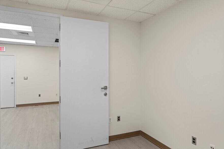 More Photos Of 14325 Willard Rd, Chantilly Office For Lease