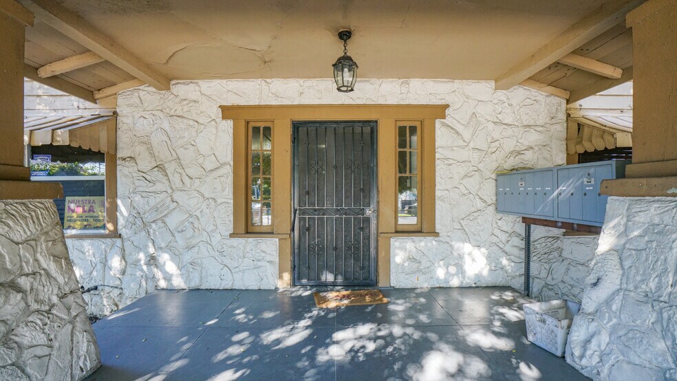 More Photos Of 2617 Jeffries Ave, Los Angeles Apartments For Sale