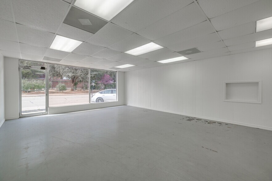 More Photos Of 623-627 Pine St, Abilene Storefront For Sale