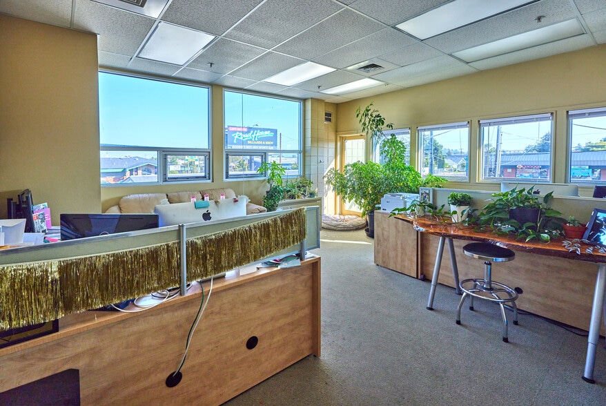 More Photos Of 990 Garfield St, Eugene Showroom For Lease