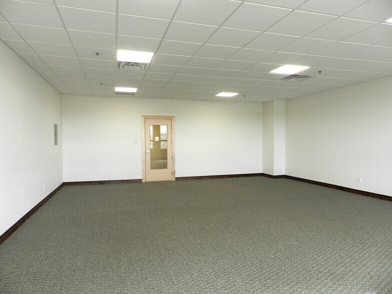 More Photos Of 1404 Hawk Pky, Montrose Medical For Lease