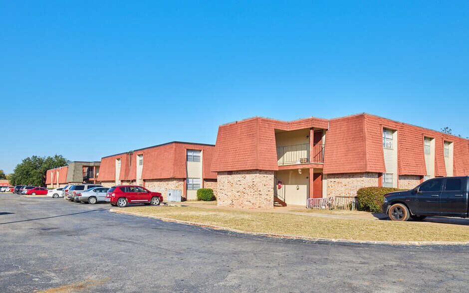 More Photos Of 4500 N MacArthur Blvd, Warr Acres Apartments For Sale