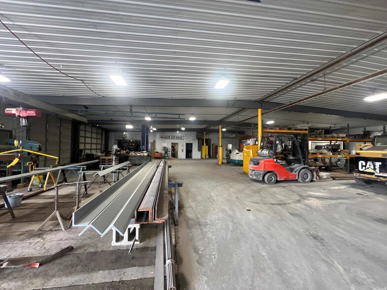 More Photos Of 205 35th St, Bettendorf Warehouse For Lease