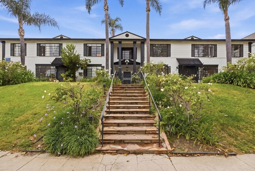 More Photos Of 817 S Windsor Blvd, Los Angeles Apartments For Sale