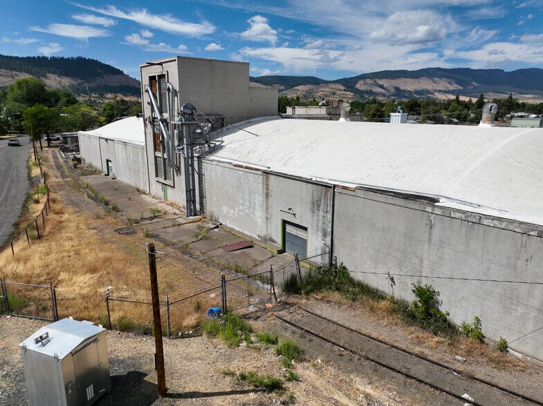 More Photos Of 1621 N Spruce St, La Grande Manufacturing For Sale