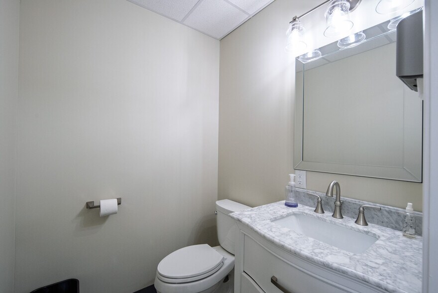 More Photos Of 404 Troy Schenectady Rd, Latham Office Residential For Lease