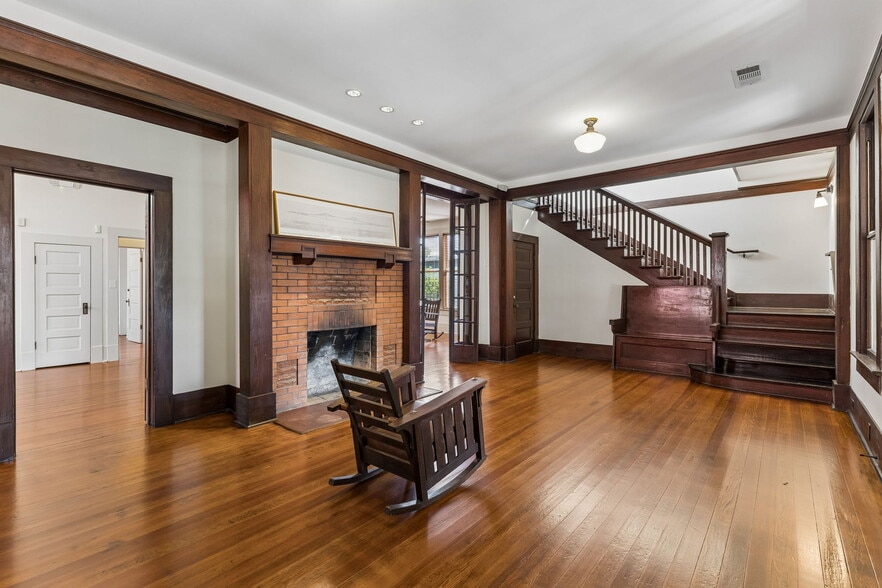 More Photos Of 117 W Mistletoe Ave, San Antonio Office For Sale