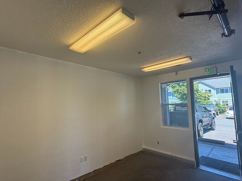 More Photos Of 2819-2827 SE 75th Ave, Hillsboro Light Distribution For Lease