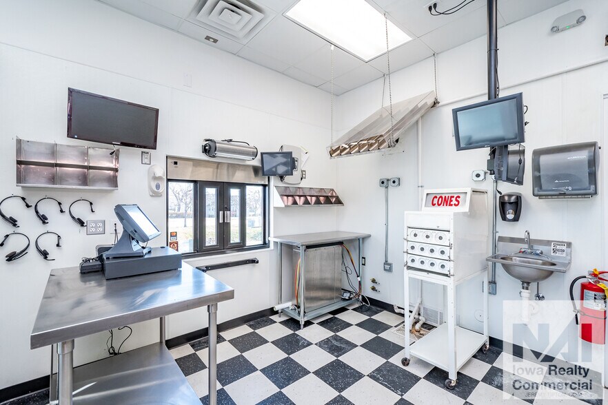 More Photos Of 955 29th Ave, Marion General Retail For Lease