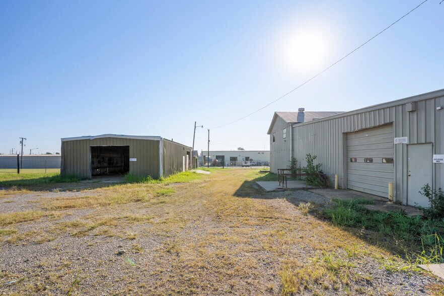 More Photos Of 600 W Cherry St, Cushing Warehouse For Lease