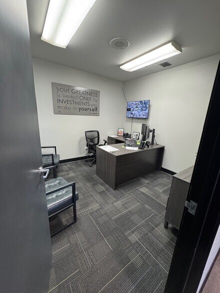 More Photos Of 2906 E Coronado St, Anaheim Warehouse For Lease