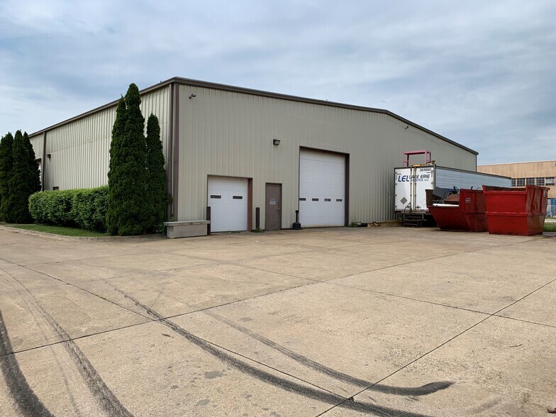 More Photos Of 105 Marc Dr, Cuyahoga Falls Warehouse For Lease