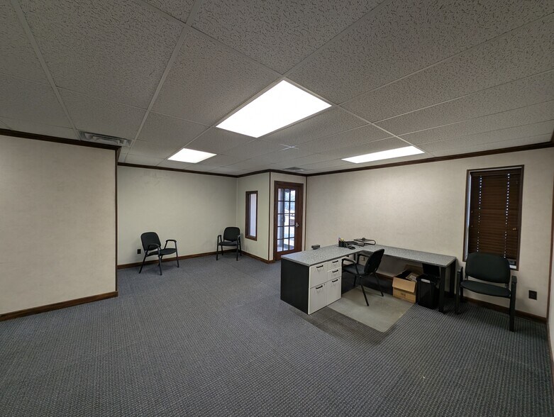More Photos Of 1605 W Candletree Dr, Peoria Office For Lease