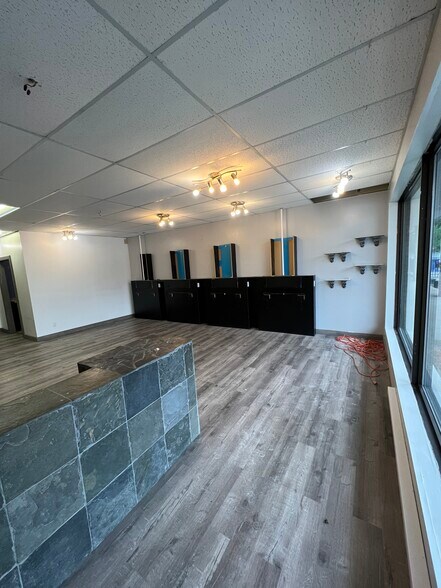 More Photos Of 6160 Rue Rodrigue, Terrebonne General Retail For Lease