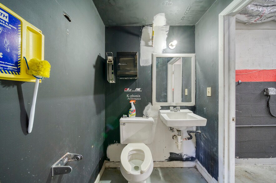 More Photos Of 10780 SW 190th St, Miami Auto Repair For Lease