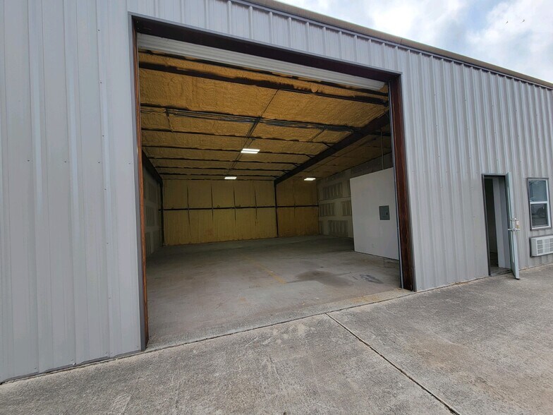 Primary Photo Of 1515 Lakeville Dr, Kingwood Warehouse For Lease