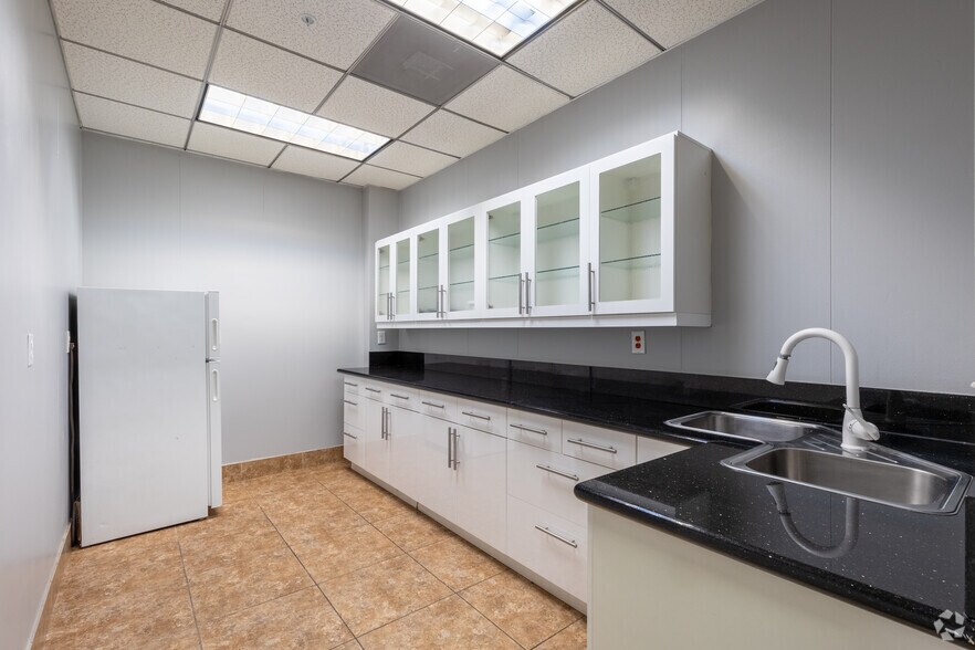 More Photos Of 1149 N Gower St, Los Angeles Office For Sale