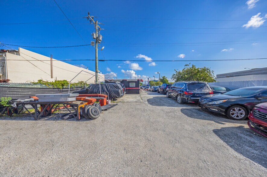 More Photos Of 2548 NW 36th St, Miami Auto Dealership For Lease