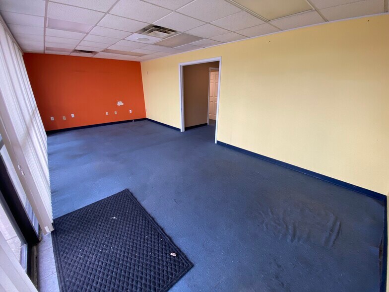 More Photos Of 1447 S Enterprise Ave, Springfield Flex For Sale
