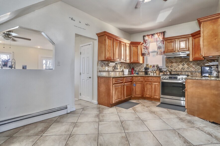 More Photos Of 71 Honiss St, Belleville Apartments For Sale