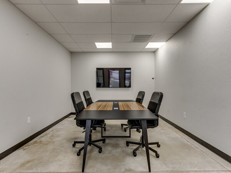 More Photos Of 120 SE 19th St, Moore Storefront For Lease
