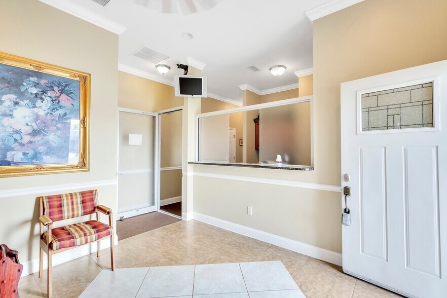 More Photos Of 121 SE Hernando Ave, Lake City Office For Sale