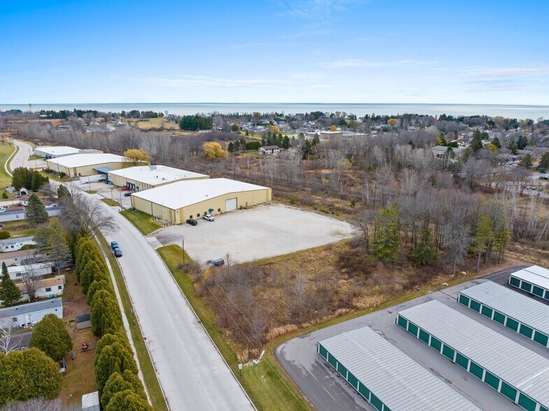 More Photos Of 815-925 E Albert Dr, Manitowoc Warehouse For Lease