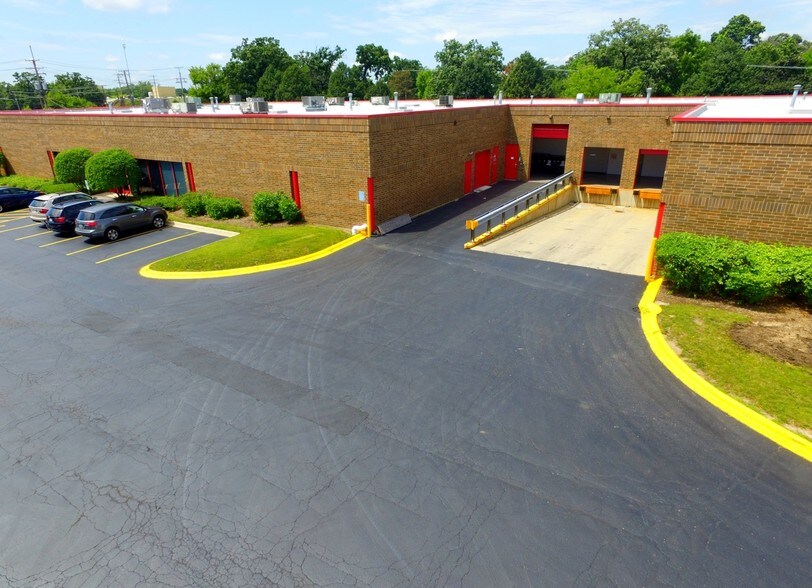 More Photos Of 100-112 Terrace Dr, Mundelein Warehouse For Lease